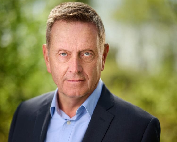 headshot-photographer-business-linkedin-profile-picture-Robert-Aubrey-by-Andrej-Valko-CaptivatingHeadshots headshot-photographer-business-linkedin-profile-picture-Robert-Aubrey-by-Andrej-Valko-CaptivatingHeadshots