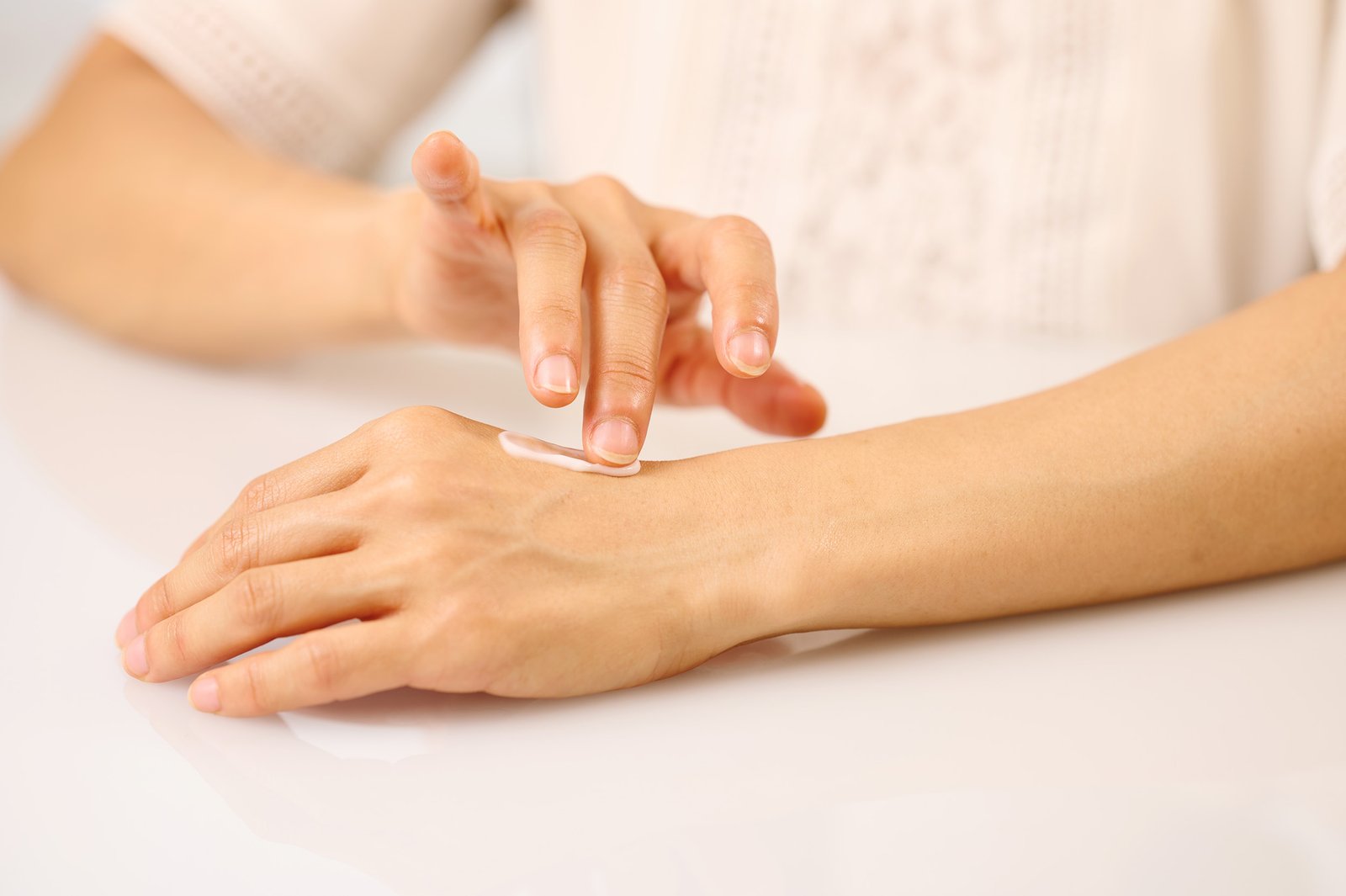 inventia-collagen-hand-care-mature-skin-14516_2500px personal-branding-photos-imagery-social-pictures-influencer-book-reviewer-01